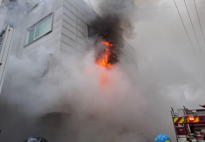 17일 평택의 한 주택에서 화재가 발생한 모습. (사진=경기도소방재난본부 제공)