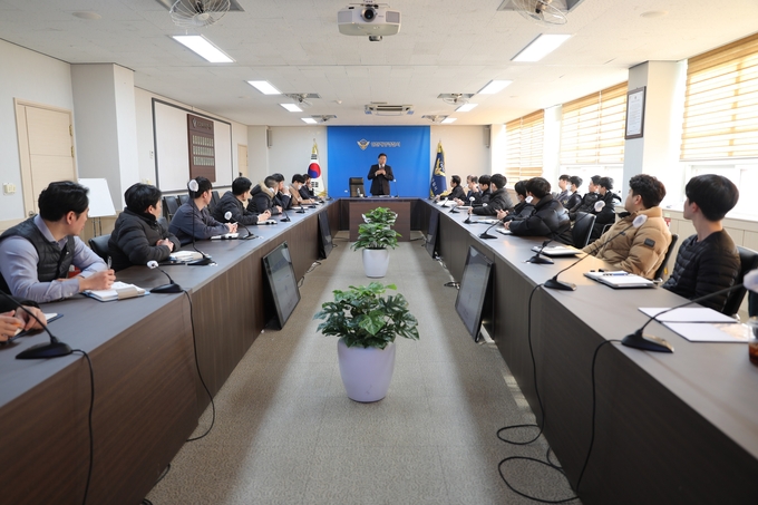인천해양경찰서가 18일 청사 대회의실에서 수사경찰관 대상 인권교육을 실시하고 있다. (사진 =인천해양경찰서 제공)