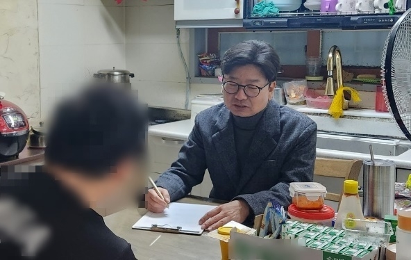 광명시 주거복지센터 담당자가 주거복지서비스가 필요한 대상자 가정을 방문해 상담하고 있다.(사진=광명시 제공).