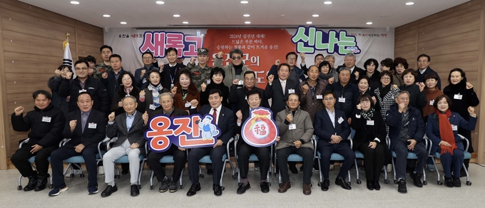 문경복 옹진군수는 2024년 갑진년 새해를 맞아 17~18일 백령·대청면을 방문해 지역주민들과 신년인사회를 가졌다. ( 사진 = 옹진군 제공 )