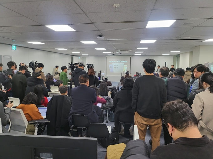 18일 서울 중구 삼성전자 기자실에서 열린 갤럭시S24 시리즈 언론 브리핑에 취재진이 몰려 있다. (사진=백성진 기자)