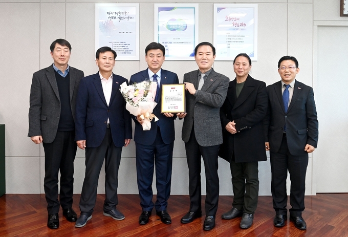 감사패 전달식에 참석한 (왼쪽 3번째) 방세환 광주시장, (4번째)김식원 경기중소기업회장. (사진=중소기업중앙회 제공)