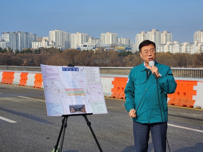 18일 신상진 성남시장이 수내교 임시 개통 관련 브리핑을 열고 수내교 안전 현황에 대해 발언하고 있다. (사진=이보현 기자) 