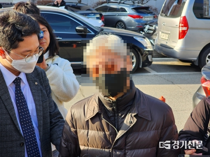  18일 성남 분당 서현역 흉기 난동 최원종 결심공판을 마치고 유족이 입장을 밝히는 모습. (사진=박진석 기자)