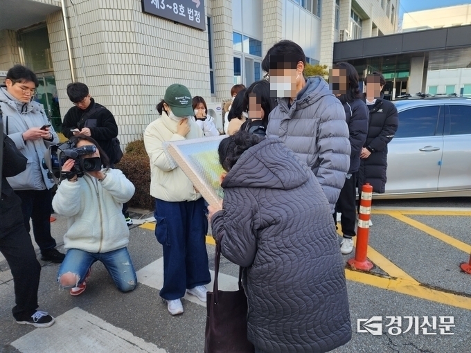  18일 성남 분당 서현역 흉기 난동 최원종 관련 희생자의 지인이 초상화를 준비해 유가족이 울음을 터트린 모습. (사진=박진석 기자)