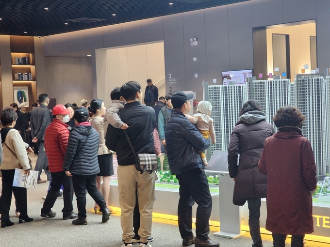 안산 ’롯데캐슬 시그니처 중앙’ 견본주택을 둘러보고 있는 고객. (사진=롯데건설 제공)
