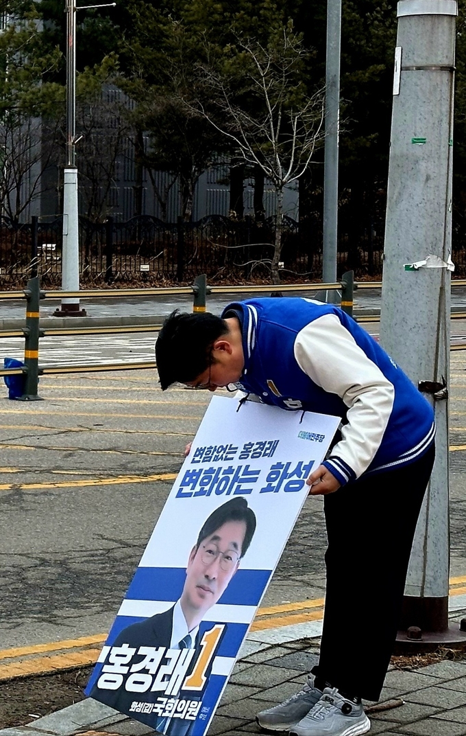  홍경래 더불어민주당 화성시갑 국회의원 예비후보가 향남읍에서 출근길 아침인사를 하고 있다.(홍경래 예비후보측 제공)