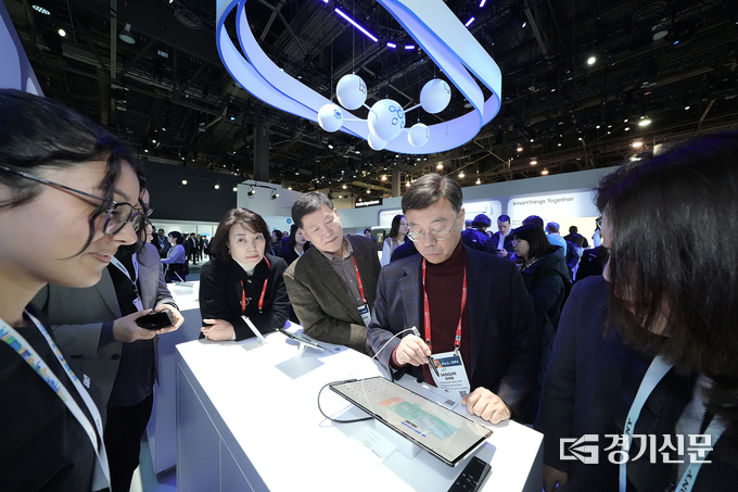 신상진 시장 등 성남시대표단이 CES 2024 전시회를 둘러 보고 있다. (사진=성남시 제공)