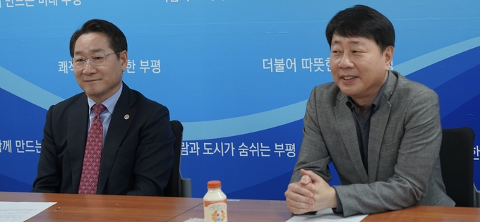 지난 18일 유정복 인천시장(왼쪽)은 부평구 연두방문 중 차준택 부평구청장(오른쪽)과 기자 간담회를 하고 있다. ( 사진 = 김주헌 기자 )