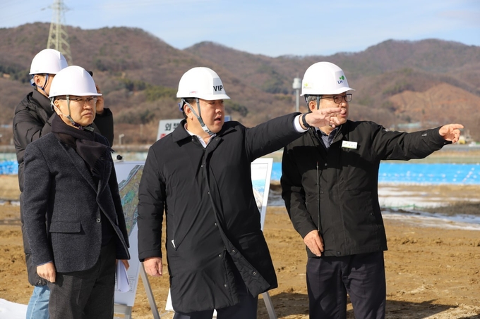 김병주(가운데) 의원이 19일 남양주 진접2 공공주택지구 현장을 방문해 공사 진행상황을 살펴보고 있다.