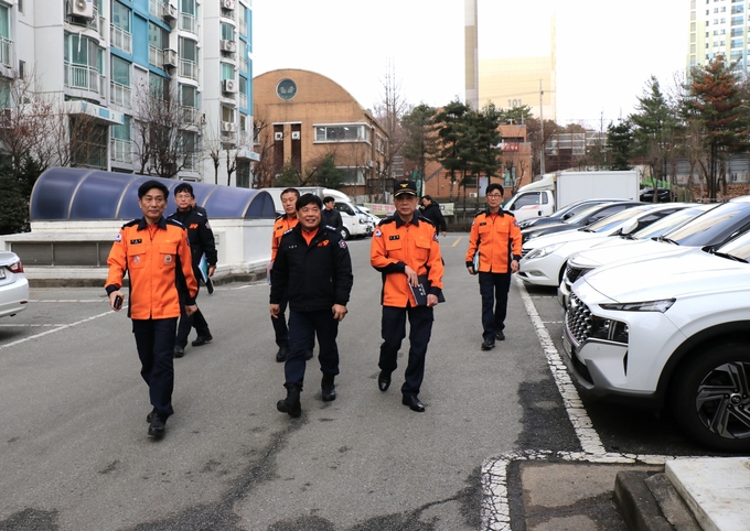 조선호 경기도소방재난본부장이 재난 취약대상 순회 방문하고 있다. (사진=오산소방서 제공)