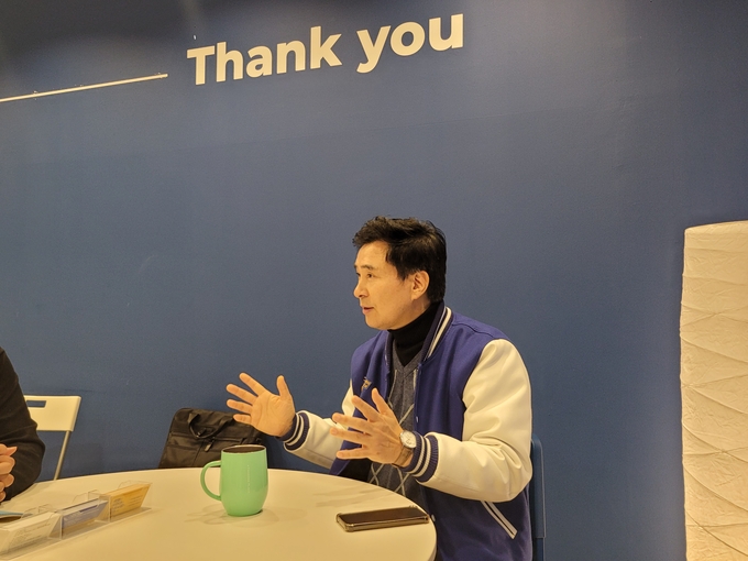 서철모 더불어민주당 에비후보가 화성과학영재학교 공약사업 실현을 위해 동단 주민들과 간담회를 가졌다. (사진=서철모 에비후보 측 제공)