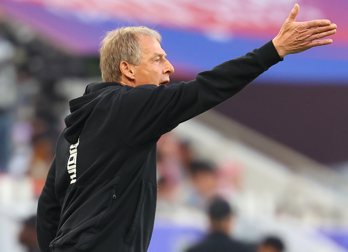 20일 카타르 도하 앗수마마 스타디움에서 열린 2023 아시아축구연맹(AFC) 카타르 아시안컵 조별리그 E조 2차전 대한민국과 요르단의 경기에서 한국의 위르겐 클린스만 감독이 작전을 지시하고 있다. (사진=연합뉴스)
