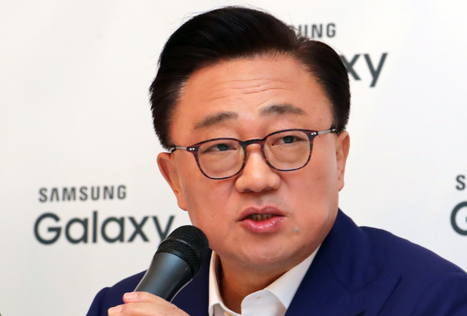 지난 2018년 스페인 바르셀로나에서 열린 모바일 월드 콩그레스(MWC)의 기자간담회에서 발언하는 고동진 당시 삼성전자 무선사업부문장(사장). (사진=연합뉴스)