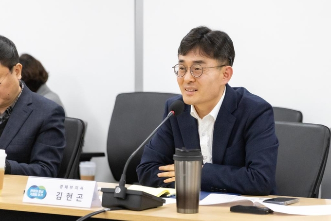지난 19일 경기도청에서 열린 정부 R&D 사업 참여 업체 간담회에서 김현곤 경기도 경제부지사가 발언하고 있다. (사진=경기도 제공) 