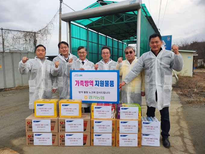 경기농협이 지난 19일 평택시 거점소독시설을 방문해 현장상황을 점검하고, 방역직원들을 격려하는 등 현장경영에 나섰다. (사진=경기농협 제공)