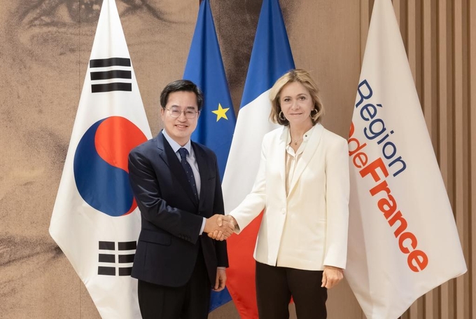 19일 오전(현지시간) 파일 일드프랑스 주청사에서 김동연 경기도지사와 발레리 페크레스(Valérie Pécresse) 일드프랑스 주지사 면담 후 기념촬영을 하고 있다. (사진=경기도 제공)
