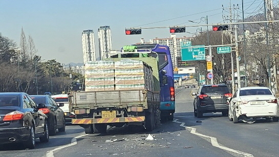 지난 16일 의왕시 왕곡동 골사그네 교차로 수원에서 의왕방향에서 신호대기중이던 관광버스를 화물차가 들이받는 사고가 발생했다. (사진=독자 제공)
