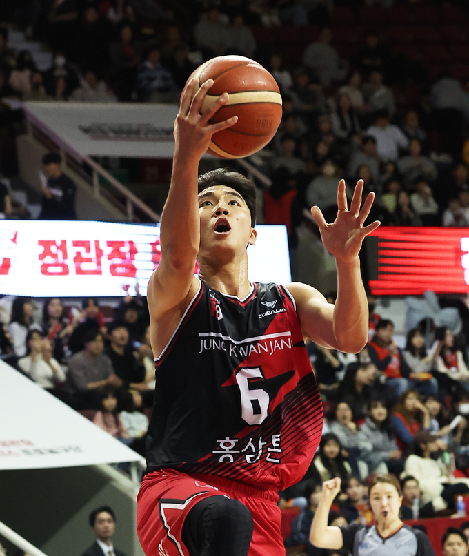 21일 안양실내체육관에서 열린 2023~2024 정관장 프로농구 정규리그 안양 정관장과 울산 현대모비스의 경기에서 정관장 박지훈이 슛하고 있다. (사진=연합뉴스)