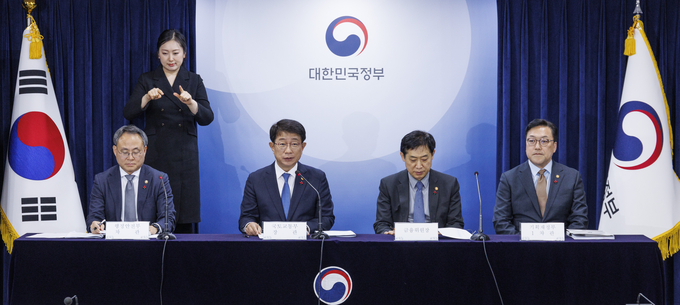 박상우 국토교통부 장관(왼쪽 두 번째)이 지난 10일 오후 서울 종로구 정부서울청사에서 윤석열 대통령 주재로 열렸던 '국민과 함께하는 민생토론회'에서 논의됐던 주택 분야 관련 주요 정책 계획을 발표하고 있다. (사진=연합뉴스 제공) 