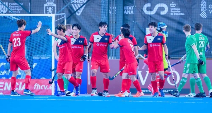 22일 스페인 발렌시아에서 열린 2024 파리 올림픽 남자 하키 최종예선 대회 3~4위 결정전 대한민국과 아일랜드의 경기에서 한국 선수들이 득점에 성공한 뒤 하이파이브를 하고 있다. (사진=국제하키연맹 제공)