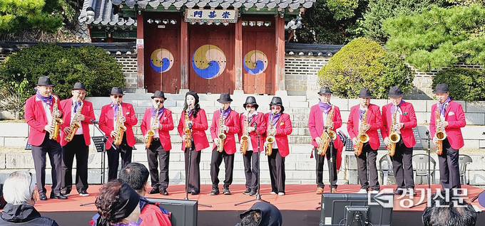 평생학습 동아리인 ‘조이 색소폰 동호회’가 연주회를 열고 있다. (사진=성남시 제공)