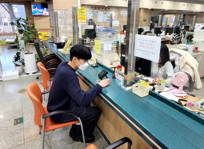 군포시가 원활한 의사소통을 위해 시청 민원실에 양방향 마이크를 설치했다. (사진=군포시 제공)