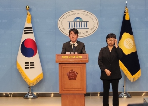 최종윤(민주·하남) 국회의원이 22일 국회 소통관에서 기자회견을 열고 제22대 총선 불출마를 선언했다. (사진=김한별 기자)