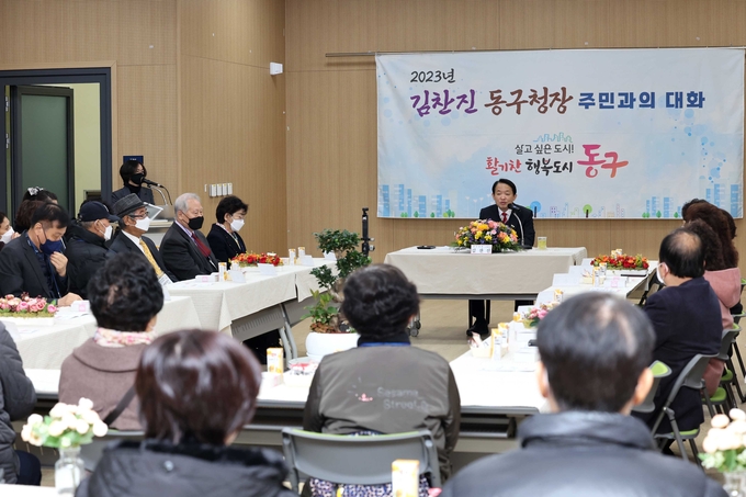김찬진 동구청장이 지난해 주민과의 대화 시간을 통해 지역 현안에 대한 건의 사항 등 의견을 나누는 모습. ( 사진 = 동구 제공 )