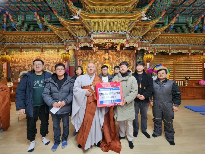 양평군 양동면 소재 유점사가 군에 청년 희망 지원금을 전달하고 있다. (사진=양평군 제공)