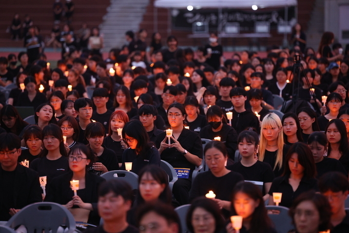  서이초 ‘연필 사건’과 관련해 숨진 교사를 추모하는 교육대학 학생들. (사진=연합뉴스 제공)