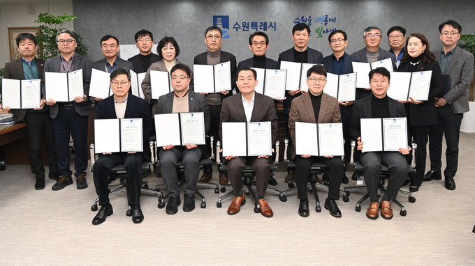 22일 이재준 수원시장 및 수원시 공직자들이 청렴행정 서약을 하고 사진을 찍고 있다. (사진=수원시 제공)