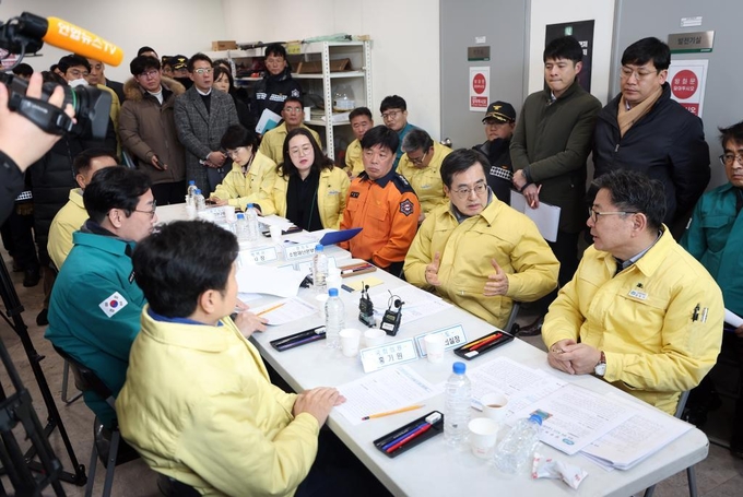 22일 오전 화성시 양감면 양감수질복원센터를 방문한 김동연 경기도지사(오른쪽 두번째)가 평택·화성 대규모 수질 오염 대응방안을 논의하고 있다. (사진=경기도 제공)
