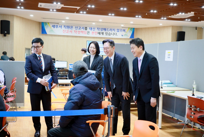 분당세무서 신고센터를 방문하여 신고를 위해 방문한 납세자와 대화를 나누고 있는 오호선 중부지방국세청장(오른쪽 두 번째). (사진=중부지방국세청 제공)