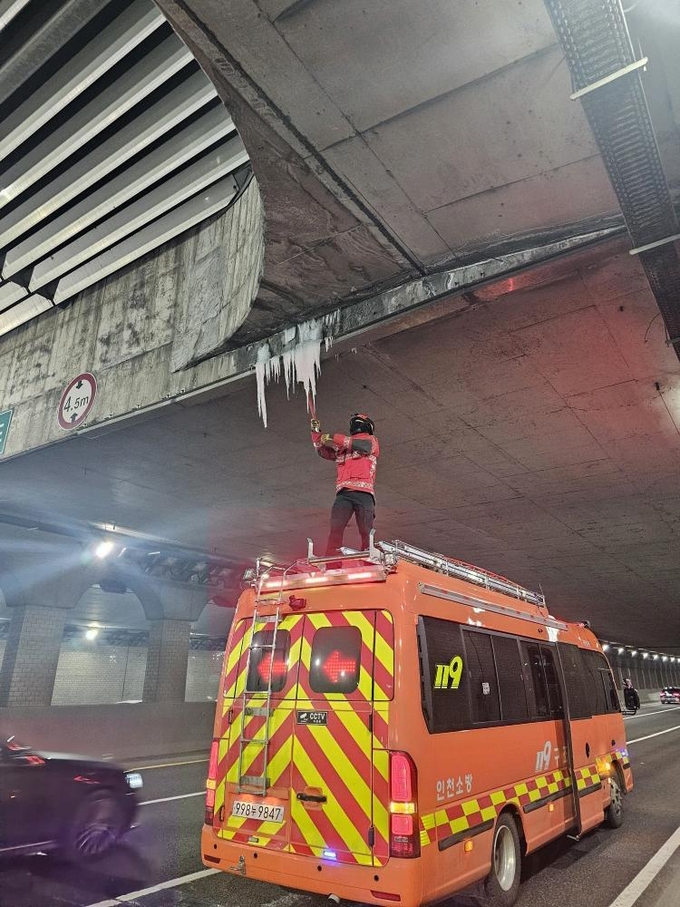 22일 인천 남동구 고잔동 지하차도에 맺힌 고드름을 119소방대원이 제거하고 있다. ( 사진 = 인천소방본부 )