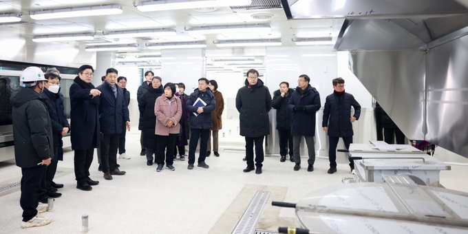 도성훈 인천시교육감이 22일 오는 3월 개교을 앞둔 인천운서중학교를 점검하고 있다. ( 사진 = 인천시교육청 제공 )