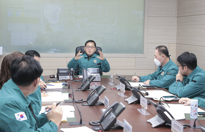 시흥시는 겨울철 한파로 인한 시민의 불편 해소와 피해 최소화를 위해 연제찬 시흥시 부시장 주재로 지난 22일 시청 재난안전상황실에서 ‘겨울철 자연재난 대응 점검회의’를 열었다.(사진=시흥시 제공).