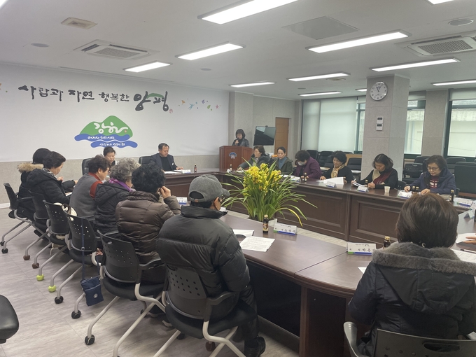 양평군 강하면 지역사회보장협의체가 2024년 첫 정기회의를 개최하고 있다. (사진=양평군 강하면 행정복지센터 제공)