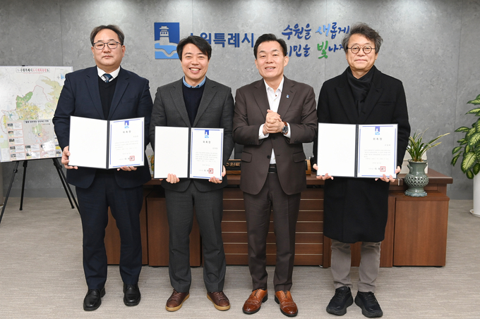 이재준 수원시장(오른쪽 두 번째)을 비롯한 세 명의 수원 가을 축제 총감독이 위촉식을 진행하고 사진을 찍고 있다. (사진=수원시 제공) 