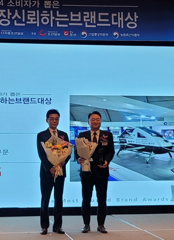 인천지역의 항공테크기업 ㈜숨비가 ‘2024 소비자가 뽑은 가장 신뢰하는 브랜드(드론 부문) 대상’을 23일 수상했다. ( 사진 = ㈜숨비 제공 )