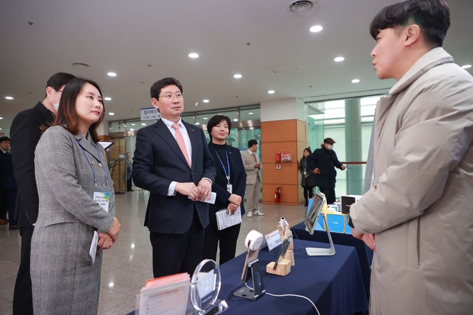 이상일 용인시장이 2024년 중소기업 지원시책 합동 설명회에서 설명을 듣고 있다. (사진=용인시 제공)<br>
