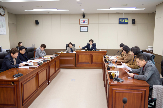 용인특례시의회 의회운영위원회가 회의를 진행하고 있다. (사진=용인시의회 제공)<br>
