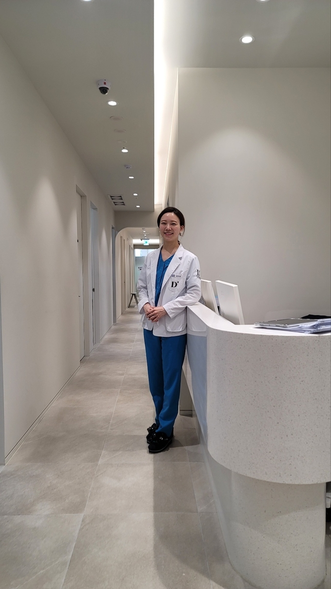 신지연 닥터스피부과 인천검단점 원장이 병원 로비에서 환하게 웃고 있다. ( 사진 = 이연수 기자 )