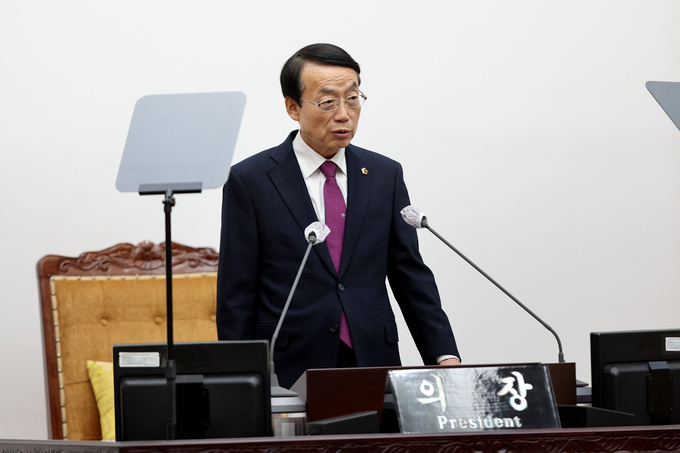 23일 오전 열린 본회의에서 허식 인천시의회 의장이 의장 불신임 안건 상정을 거부했다. ( 사진 = 인천시의회 제공 )