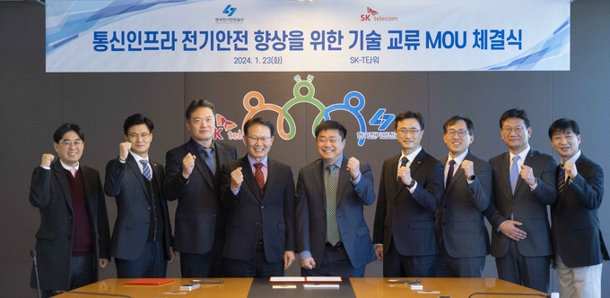  협약식 종료 후 강종렬 SKT 사장(왼쪽부터 다섯번째)와 박지현 한국전기안전공사 사장(왼쪽부터 네번째) 등 관계자들이 기념촬영 하는 모습. (사진=SKT 제공)