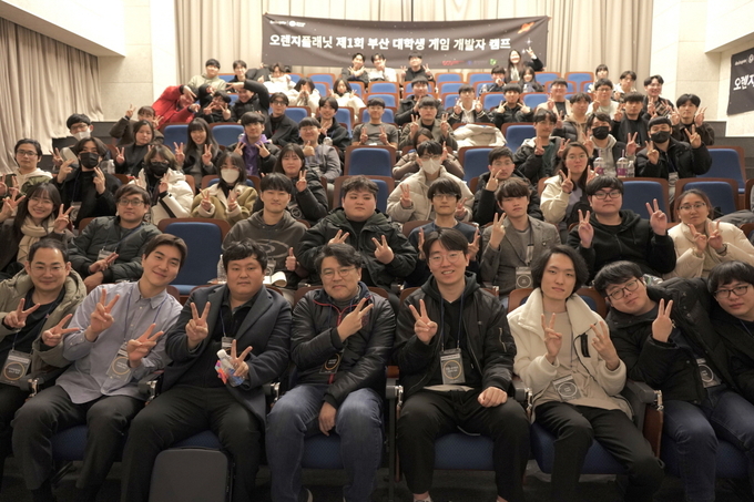 제1회 부산 대학생 게임 개발자 캠프 참여자들이 기념사진을 촬영하고 있다. (사진=스마일게이트 제공)