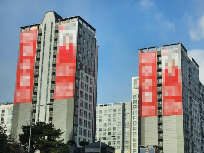 23일 오전 수원 영통구 광교중앙역 인근 오피스텔에 한 선거후보자 홍보물이 건물 절반을 뒤덮고 있다. (사진=이보현 기자)