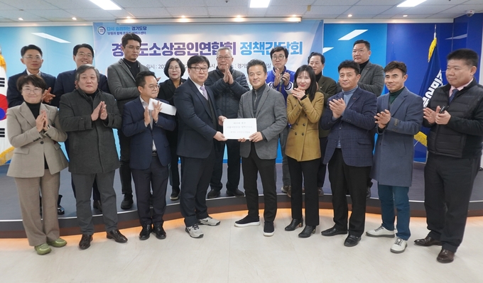 더불어민주당 경기도당이 지난 22일 경기도당 대회의실에서 주최한 경기도소상공인연합회 정책간담회 참석자들이 기념사진을 찍고 있다. (사진=더불어민주당 경기도당 제공) 