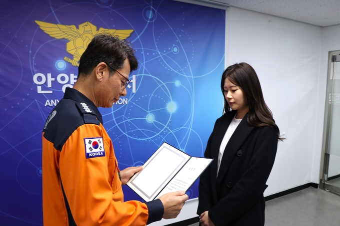장재성 안양소방서장이 23일 서장실에서 김진희 씨에게 표창장을 수여하고 있다. (사진=안양소방서 제공)