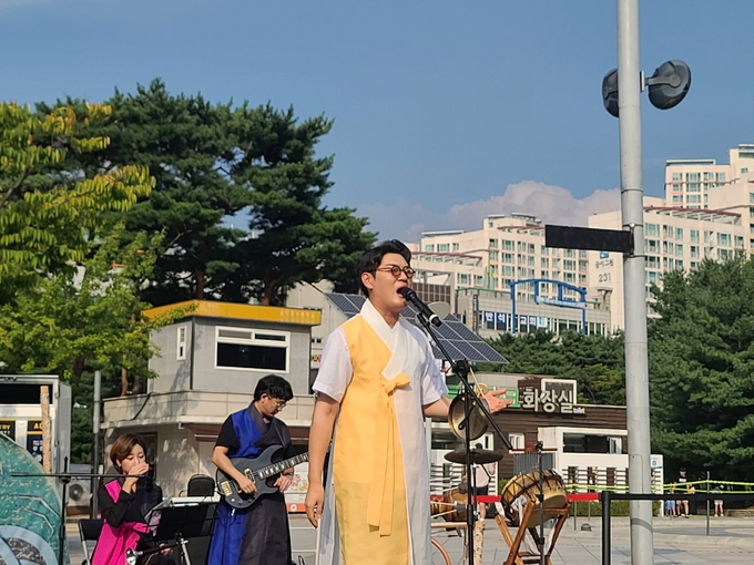 '2023 찾아가는공연장' 버스킹 거리공연 거꾸로프로젝트. (사진=화성시문화재단 제공)